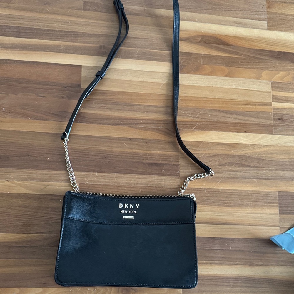 DKNY Elegant Black Crossbody Bag with Chain Strap